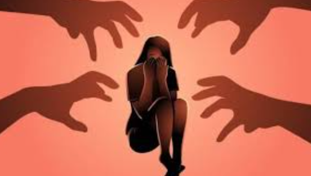 అడవిలో యువతిపై గ్యాంగ్ రేప్!